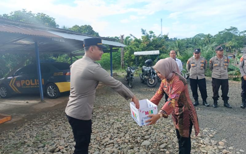 Peduli Masyarakat, Polsek Batik Nau Lakukan Gerakan Sedekah Bersama