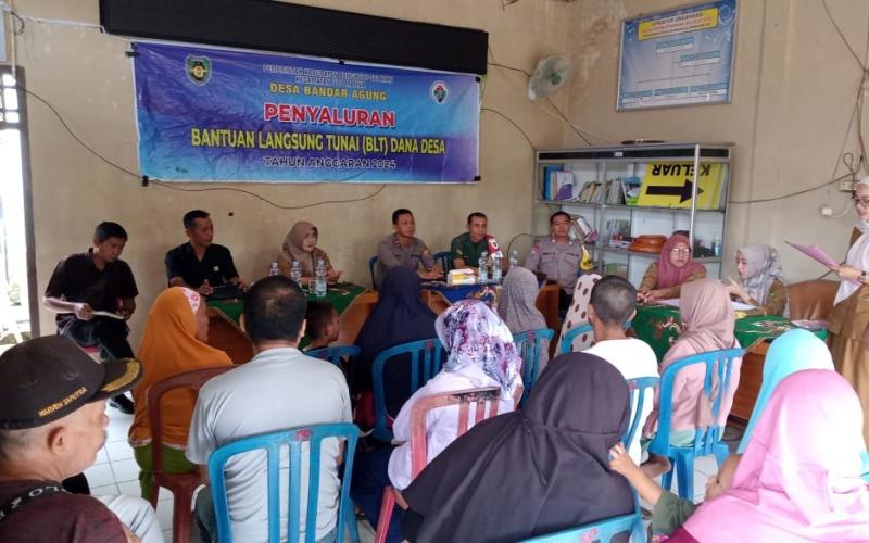 Kapolsek dan Kanit Binmas Polsek Pino, Hadiri Penyaluran BLT DD untuk Tahap 7,8 dan 9 di Desa Binaan