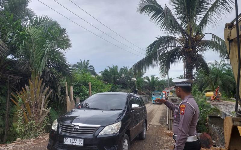 Patroli Polsek Ketahun Sambangi Pembangunan Jembatan Desa Giri Kencana