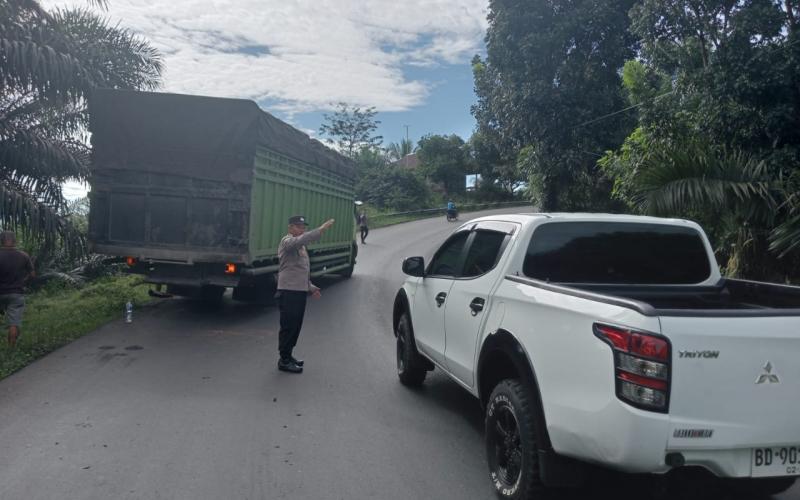 Quick Respon Polsek Batik Nau Terkait Adanya  Mobil Tronton Patah As di Tanjakan Air Solok