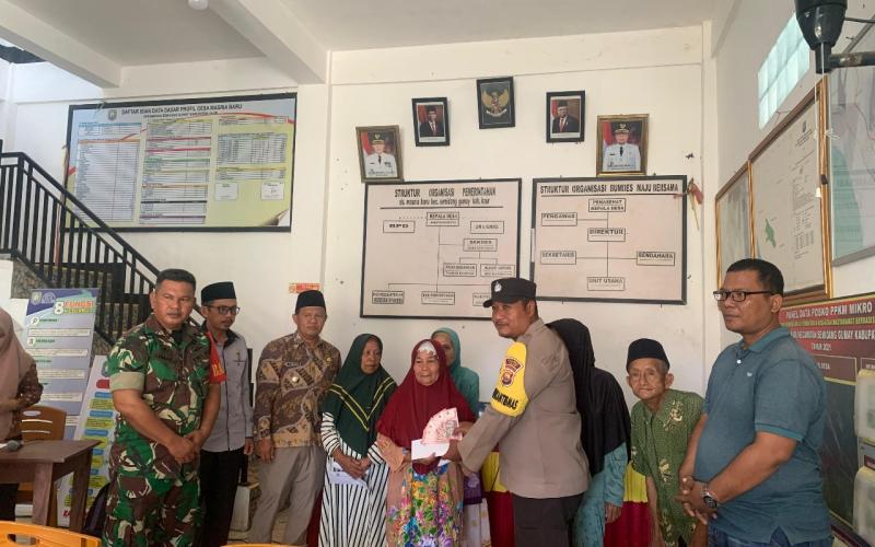 Personel Bhabinkamtibmas Polsek Kaur Tengah Lakukan Pengamanan Sekaligus Monitoring Kegiatan Pembagian BLT Dana Desa