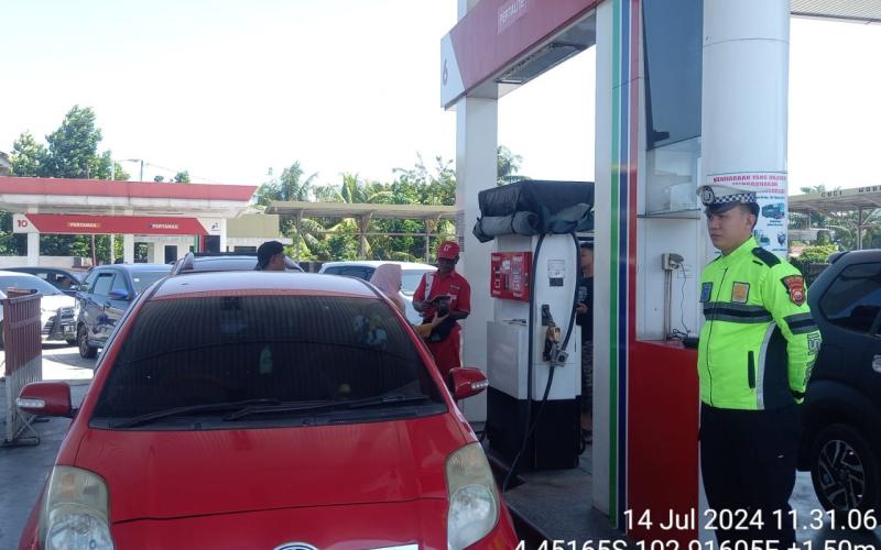 Awasi Pendistribusian dan Pengisian BBM, Sat Lantas Polres BS Patroli di SPBU 