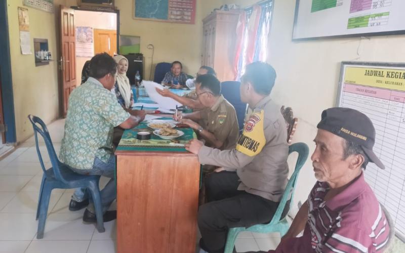 Kapolsek dan Bhabinkamtibmas Polsek Pino Hadiri Kegiatan Pembekalan Tim Pokja Pendataan SDGs Tahun 2024 di Desa Binaan