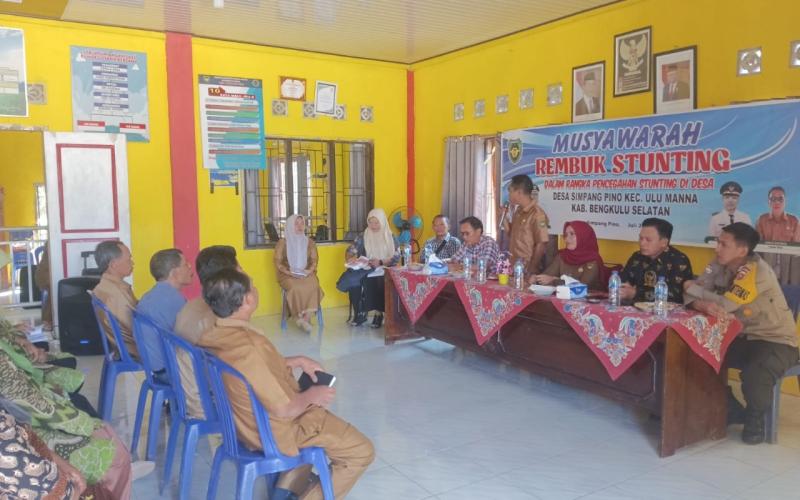 Kanit Binmas Polsek Pino dan Bhabinkamtibmas Polsek Pino Hadiri Kegiatan Sosialisasi Pencegahan dan Penanganan Stunting Serta Gizi Buruk