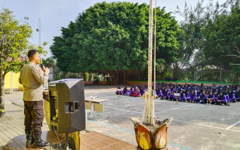 Polsek Ketahun Hadiri Pembukaan MPLS dan Gelar Penyuluhan Bahaya Narkoba dan Edukasi Tertib Berlalulintas di SMAN 05 BU