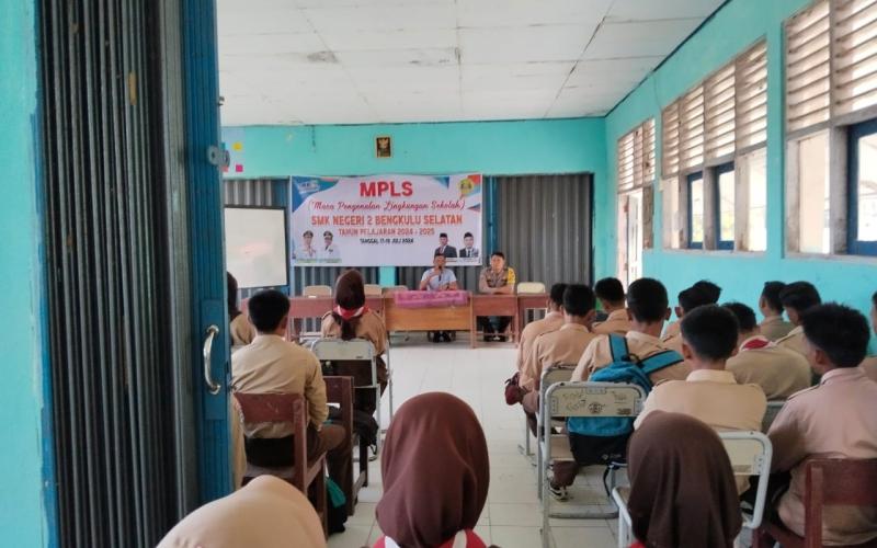 MPLS, Bhabinkamtibmas Polsek Pino Raya Sosialisasi Kenakalan Remaja, Bahaya Narkoba dan Tertib Berlalu Lintas di SMKN 2 BS 