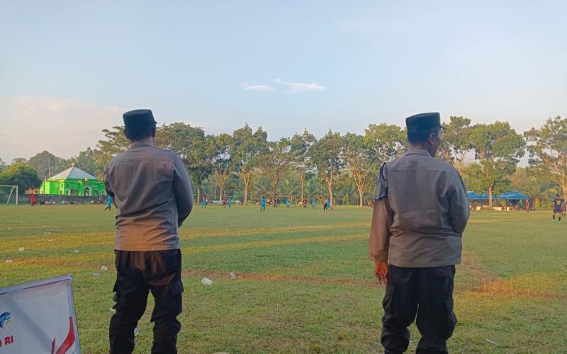 Berikan Pengayoman, Personel Polsek Padang Jaya Pengamanan Turnamen Bola