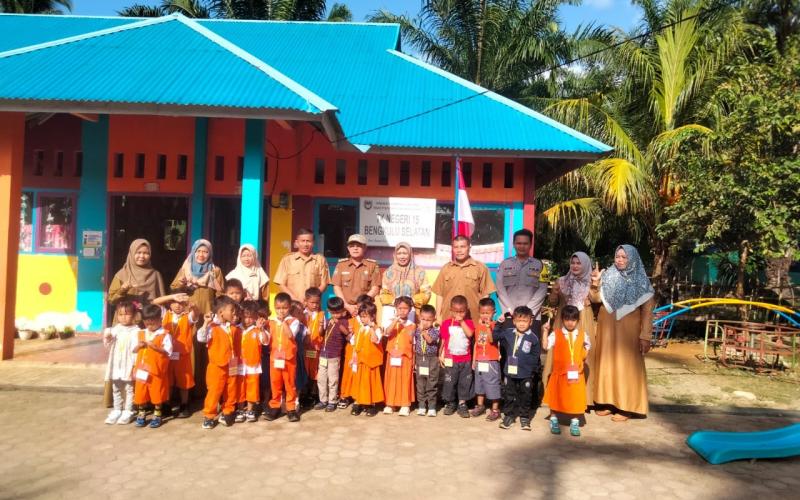 Kanit Binmas dan Bhabinkamtibmas Polsek Pino Raya Monitoring Giat Pekan Imunisasi Nasional di Desa Binaannya