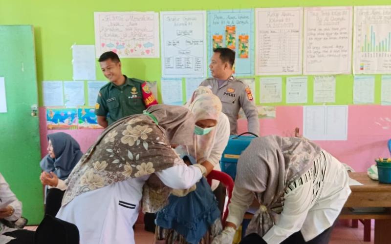 Kanit Binmas Polsek Kota Manna Monitoring Giat Pekan Imunisasi Nasional di Desa Binaannya