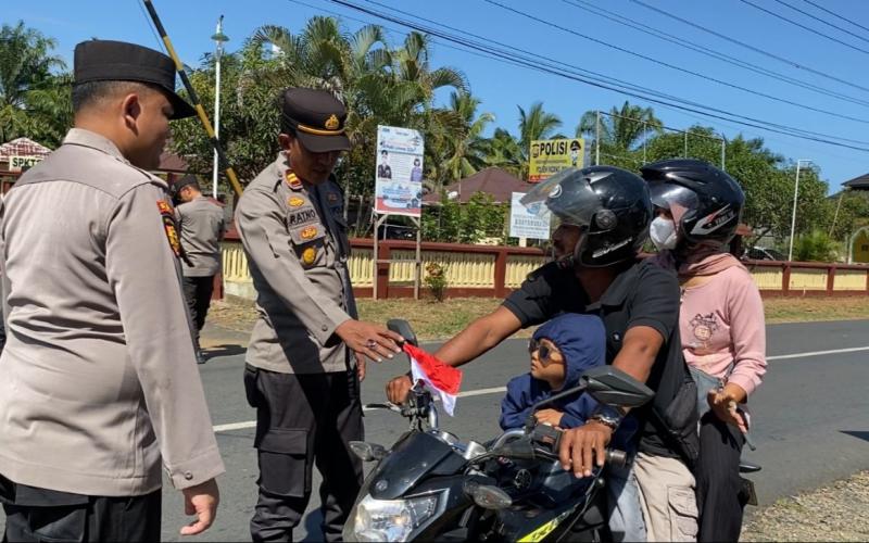 Polsek Padang Jaya Bagikan Bendera Merah Putih Dalam Rangka HUT RI Ke 79