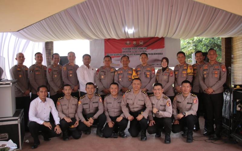 Wakapolres Rejang Lebong Hadiri Penutupan Latihan Kerja Siswa SIP Angkatan 53 Gelombang I T.A 2024 Polsek Selupu Rejang