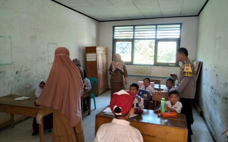 Bhabinkamtibmas Polsek Pino Raya Monitoring dan Pendampingan Giat Pekan Imunisasi Nasional di Desa Padang Serasan