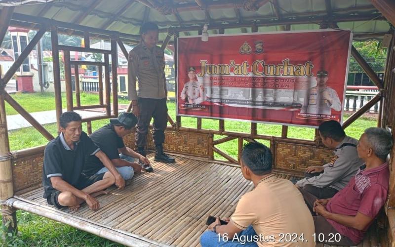 Dengarkan Keluhan dan Aspirasi Warga, Personel Polsek Padang Ulak Tanding Jumat Curhat  