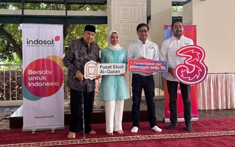 Prof M Quraish Shihab, Pendiri Pusat Studi Al-Qur’an (paling kiri) dan Nasywa Shihab, Direktur Eksekutif Pusat Studi Al-Qur’an (kedua dari kiri) menerima routers internet dari Tri