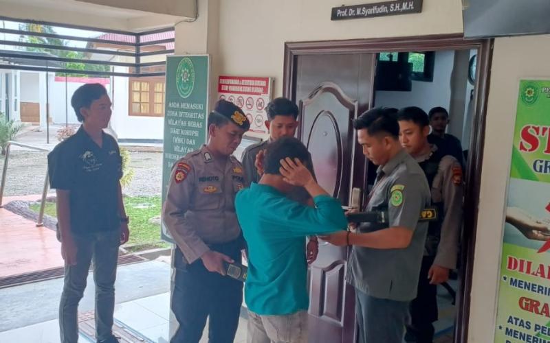 Personel Gabungan Polres Bengkulu Selatan Lakukan Pengamanan Pelaksanaan Sidang Tindak Pidana Penganiayaan 