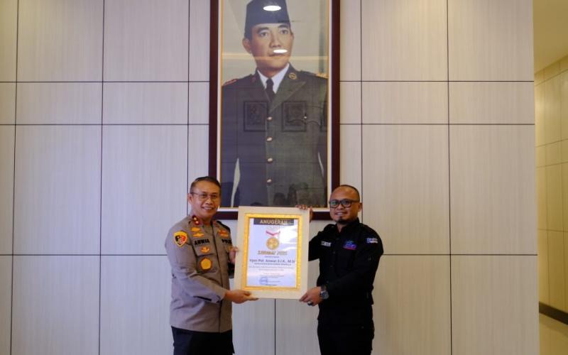 Berdedikasi Dalam Perkembangan Pers, Kapolda Bengkulu Terima Anugerah Sahabat Pers dari SMSI