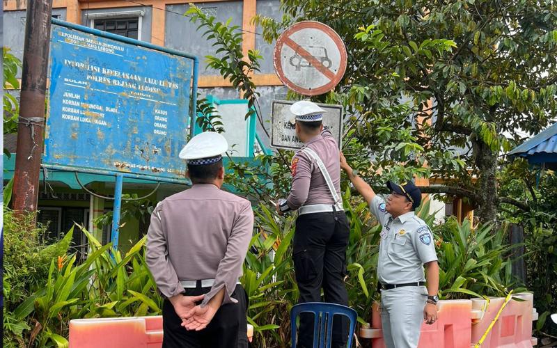 Peduli Keselamatan, Jasa Raharja Bengkulu Bersama Mitra Strategis Lakukan Pembersihan Rambu Lalu Lintas
