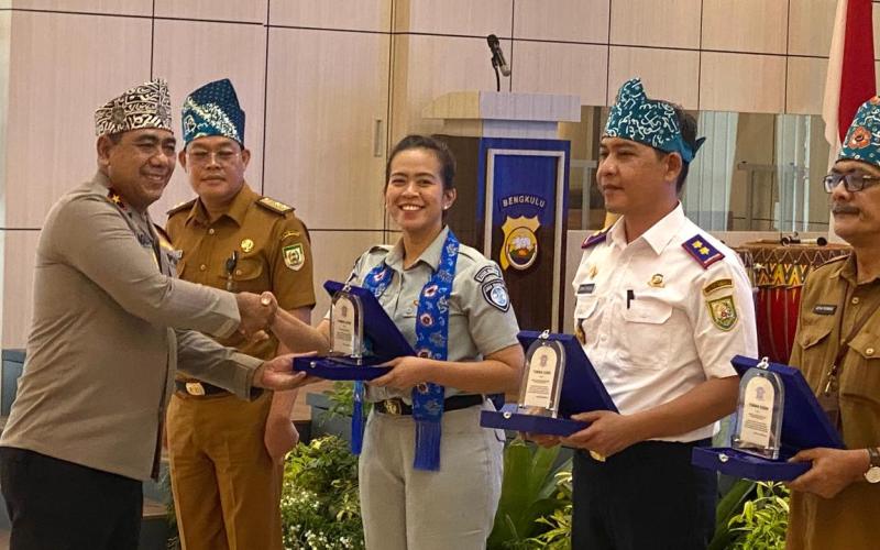 Kepala Jasa Raharja Bengkulu Terima Penghargaan dari Polda Bengkulu dalam Peringatan Hari Lalu Lintas Bhayangkara ke-69