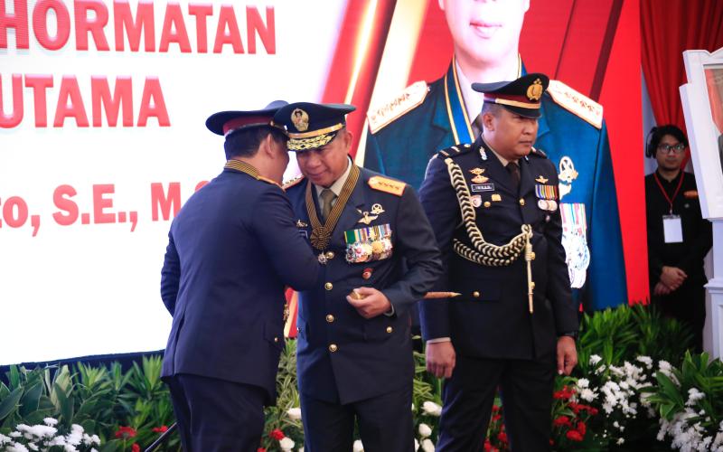  Pemberian Tanda Kehormatan Bintang Bhayangkara Utama (BBU) Wujud Komitmen Kokohnya Sinergisitas TNI-Polri Selama Ini