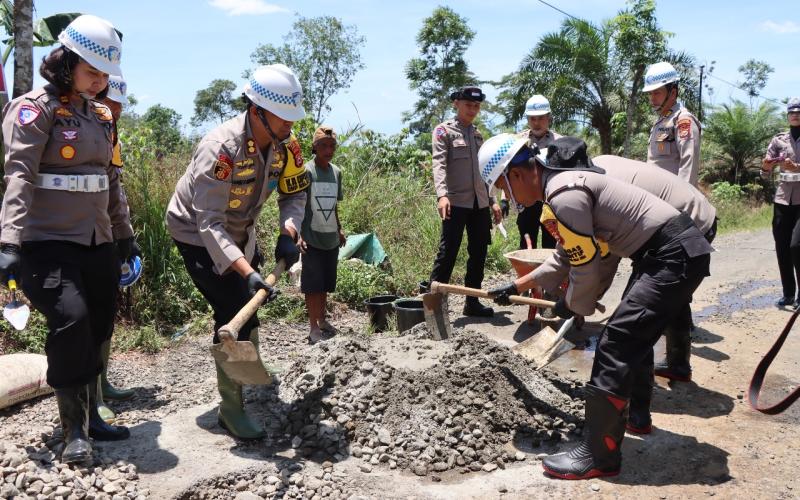 Kapolres Bengkulu Utara Bersama Jajaran Melaksanakan Program SI POTAL, Perbaikan Jalan Berlubang di Jalan Lintas Bengkulu-Arga Makmur