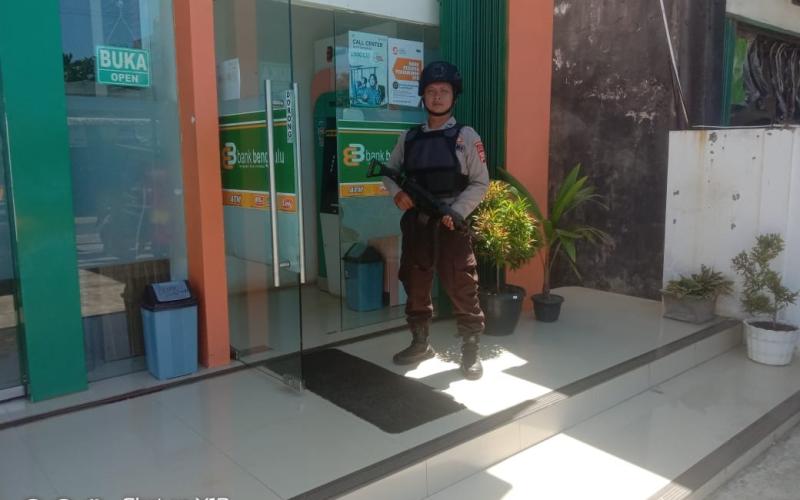 Personel Polsek Nasal Amankan Obyek Vital di Bank Bengkulu Cabang Nasal