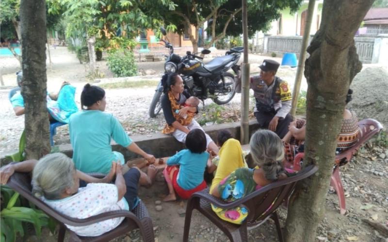Bhabinkamtibmas Polsek Seginim Ciptakan Suasana Kondusif Jelang Pilkada 2024 dengan Sambang Dialogis dan Cooling System