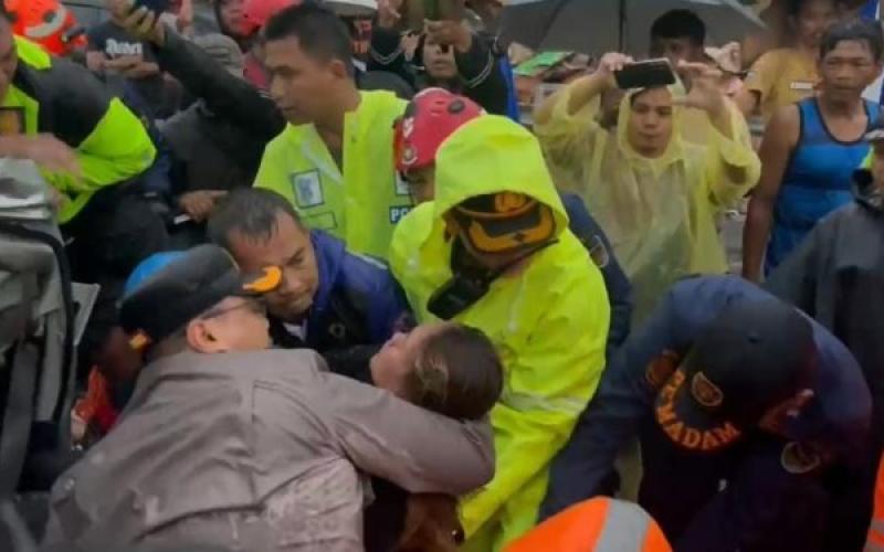 Detik-detik Kapolres Purwakarta Evakuasi Korban Tabrakan Beruntun Tol Cipularang