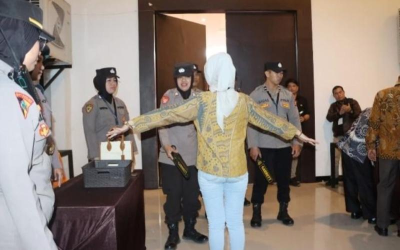 Personil polres Kepahiang Kembali Laksanakan Pengamanan Debat Ke-2 Calon Bupati dan Calon Wakil Bupati Kabupaten Kepahiang 