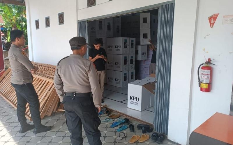 Polresta Bengkulu Amankan dan Pantau Penerimaan Logistik Surat Suara Susulan Pilkada Gubernur dan Wakil Walikota Bengkulu 2024