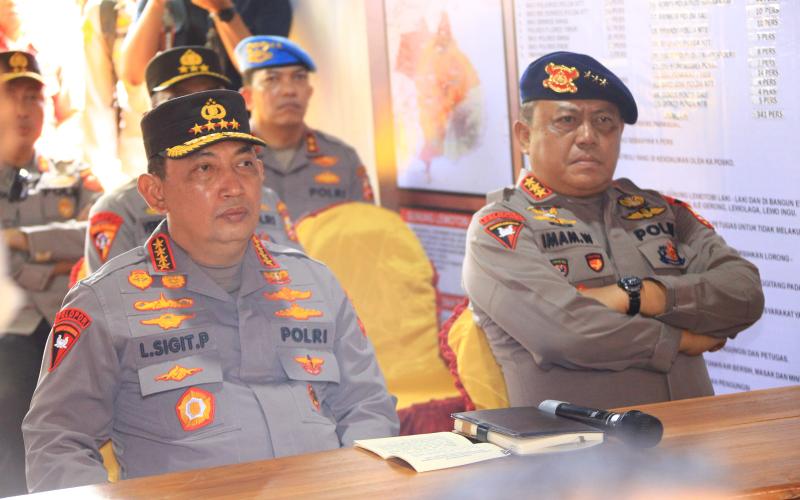 Kapolri Tinjau Posko Pengungsi Erupsi Gunung Lewotobi di NTT