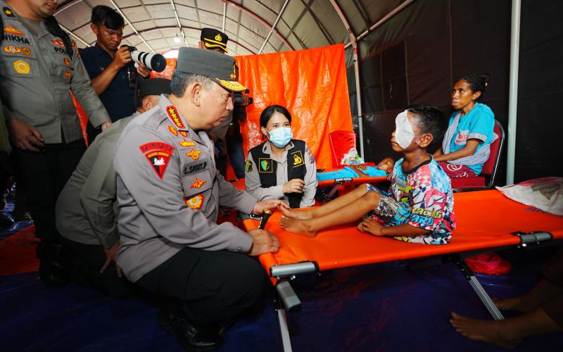 Tinjau Posko Pengungsian Erupsi Lewotobi, Kapolri Pastikan Pelayanan dan Kebutuhan Warga