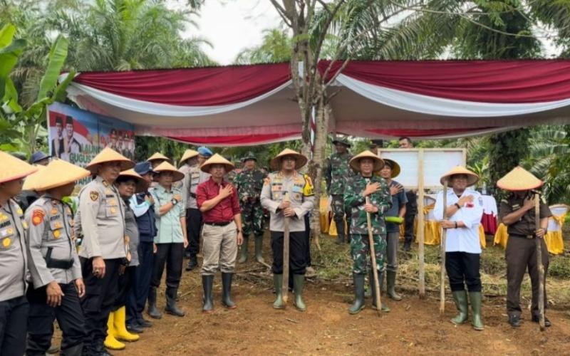 Polres Bengkulu Utara Dukung Ketahanan Pangan, Tanam Bibit Palawija Di Pekarangan Warga