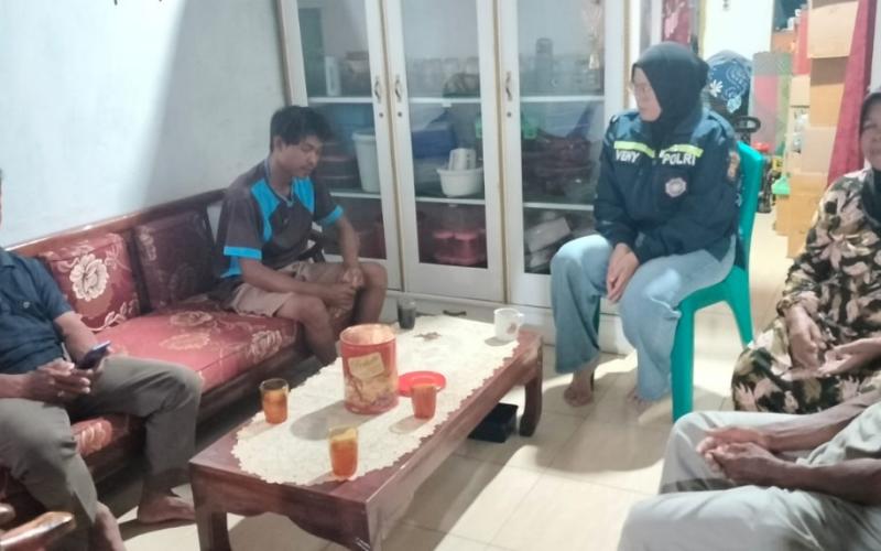 Bhabinkamtibmas Kelurahan Padang Serai Menyelesaikan Perselisihan Keluarga Akibat Judi Online