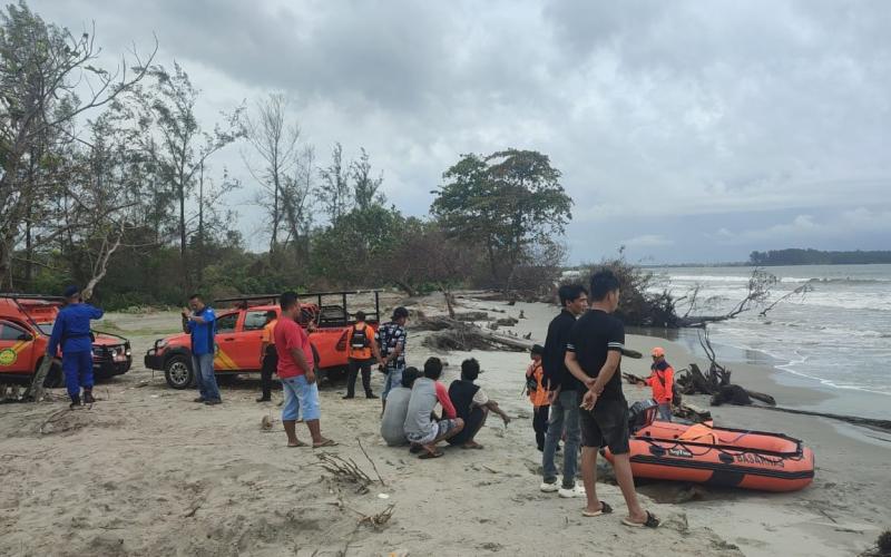 Remaja Hilang Terseret Ombak di Pantai Sumber Jaya, Kapolsek Kampung Melayu dan Basarnaz Terus Lakukan Pencarian
