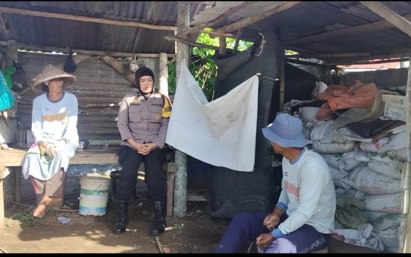 Bhabinkamtibmas Kelurahan Padang Serai Sampaikan Himbauan Kamtibmas melalui Sambang Door to Door