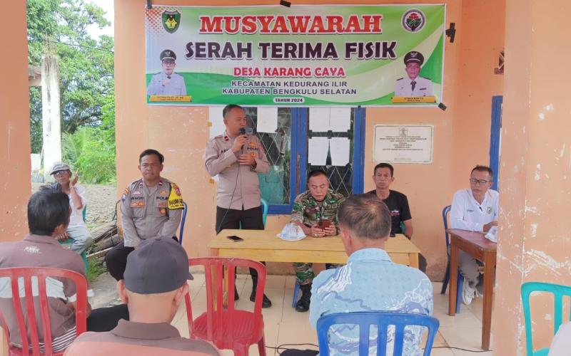 Kapolsek dan Bhabinkamtibmas Kedurang Ilir Pantau Progres Pembangunan Desa Karang Caya