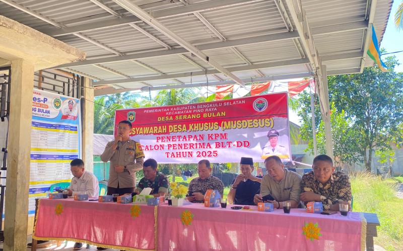 Bhabinkamtibmas Polsek Pino Raya Hadiri Musyawarah Penetapan Calon Penerima BLT Desa Serang Bulan