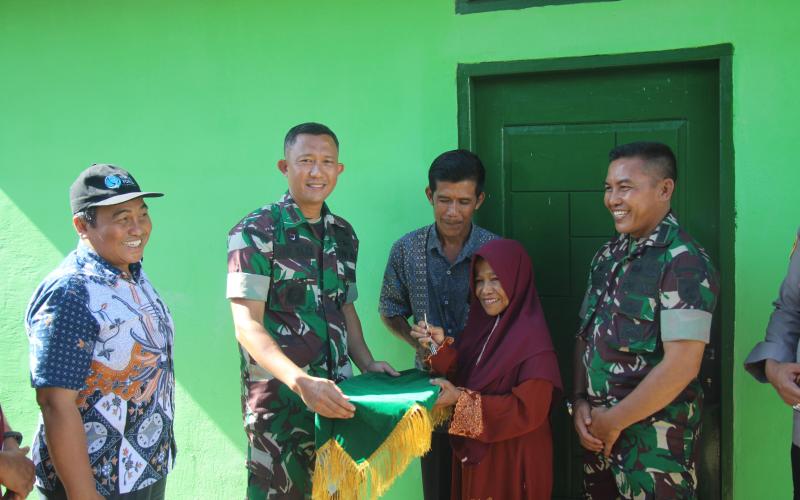 Perempuan Penyandang Disabilitas Rungu Wicara Mendapatkan Bantuan Program Pembangunan RTLH Kodim 0423/BU