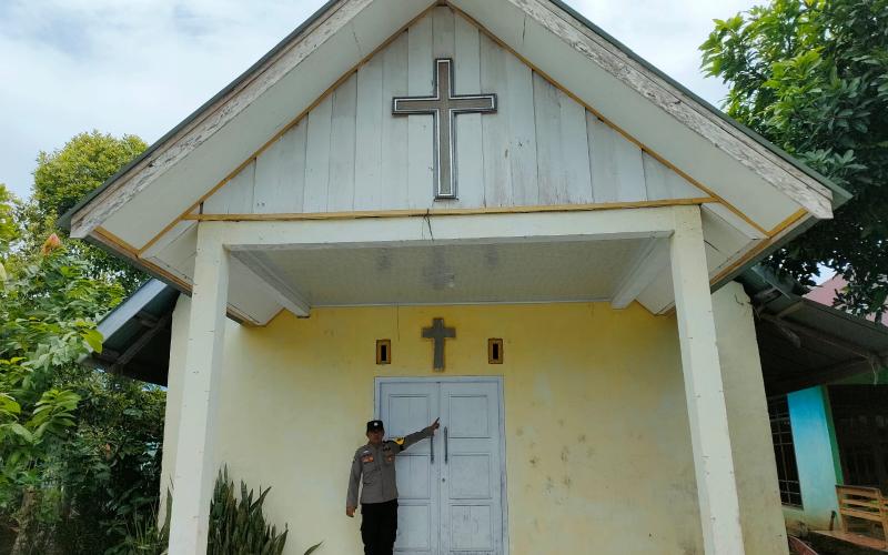 Bhabinkamtibmas Polsek Kedurang Ilir Laksanakan Pengamanan di Gereja untuk Ciptakan Kenyamanan Ibadah