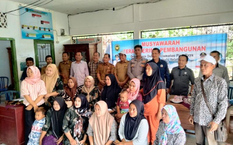 Bhabinkamtibmas Polsek Pino Raya Hadiri Musyawarah Penetapan Penerima BLT di Desa Telaga Dalam