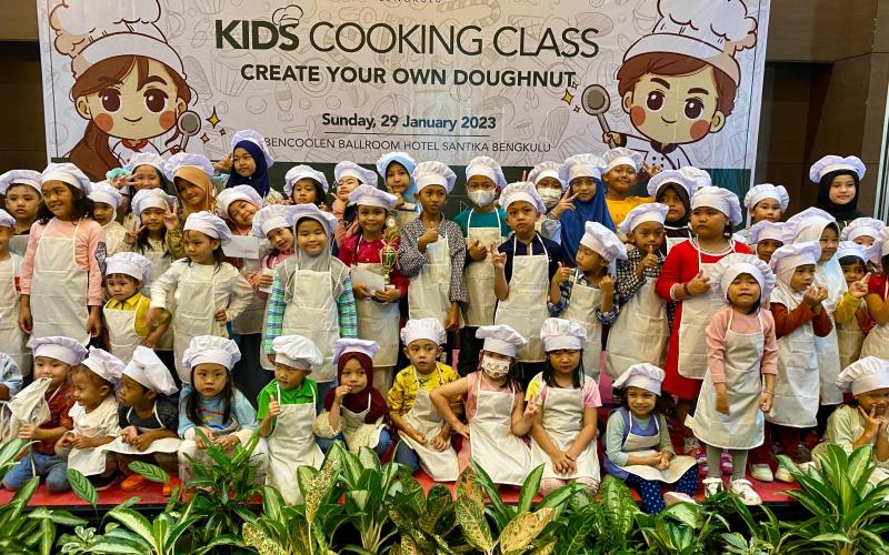 Liburan Seru dengan Kids Cooking Class di Hotel Santika Bengkulu