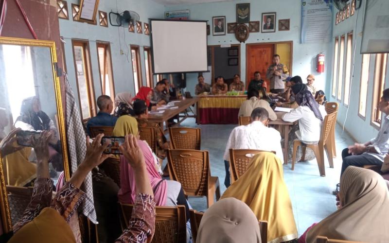 Bhabinkamtibmas Polsek Pino Hadiri Musyawarah Penetapan Calon Penerima BLT Desa Padang Lebar