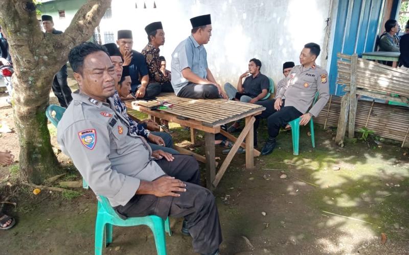 Kanit Binmas Polsek Pino Sambangi Warga Berduka di Desa Air Umban