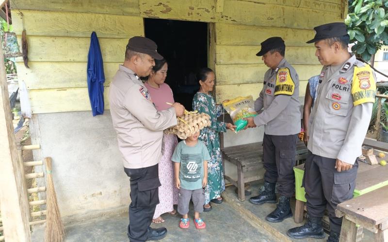 Polsek Kotapadang Gelar Kegiatan Selasa Berbagi, Berikan Bantuan Kepada Warga Desa Durian MasV