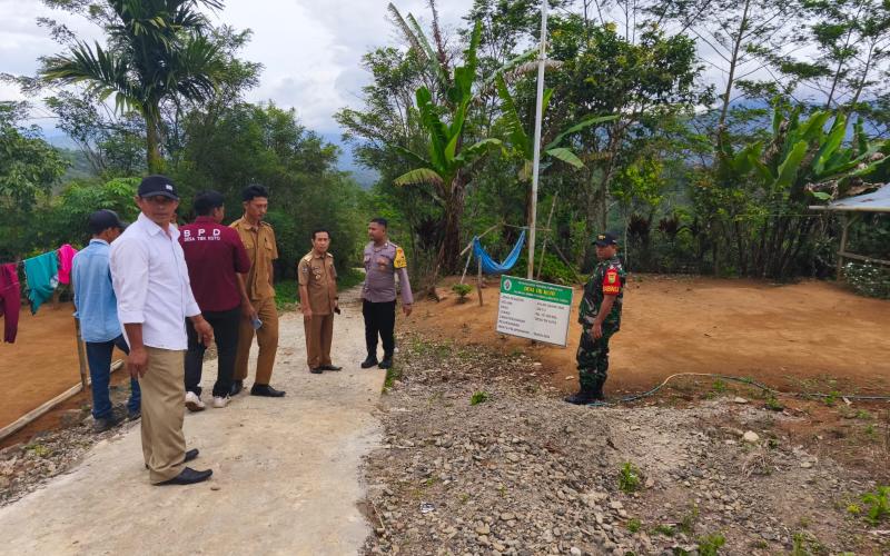 Tingkatkan Koordinasi, Bhabinkamtibmas Polsek Rimbo Pengadang Hadiri Monev di Desa Tik Kuto
