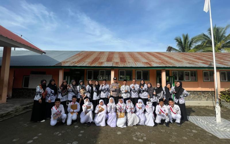 Bhabinkamtibmas Polsek Lebong Tengah Jadi Pembina Upacara Bendera di SDN 25 Lebong