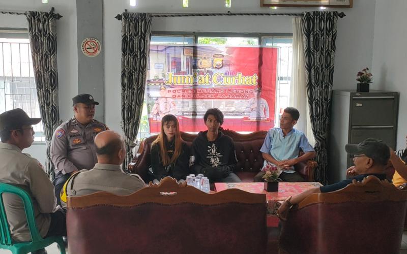 Polsek Selupu Rejang Gelar "Jumat Curhat" di Kelurahan Air Bang
