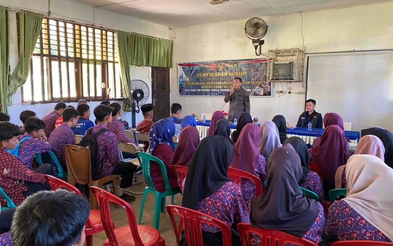 Satgas TMMD Ke-124 Kodim 0408/BS saat Gelar Penyuluhan Hukum dan Bahaya Narkoba