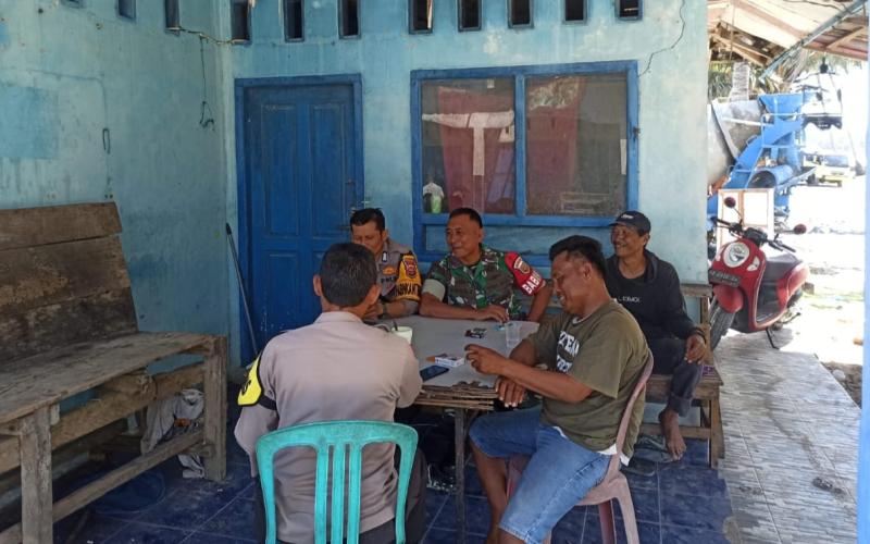 Kebersamaan Warga Bersama Anggota Satgas TMMD Ke-124 Kodim 0408/BS Saat Istirahat Siang