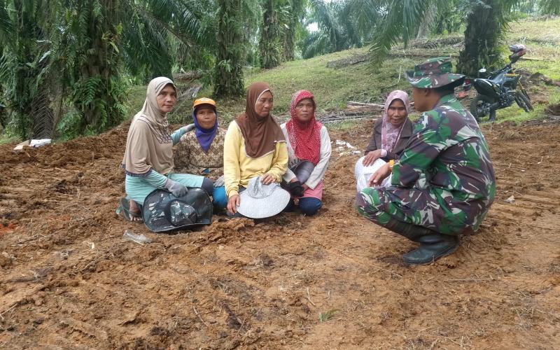 Satgas TMMD Ke-124 Kodim 0408/BS Komsos Dengan Ibu-Ibu